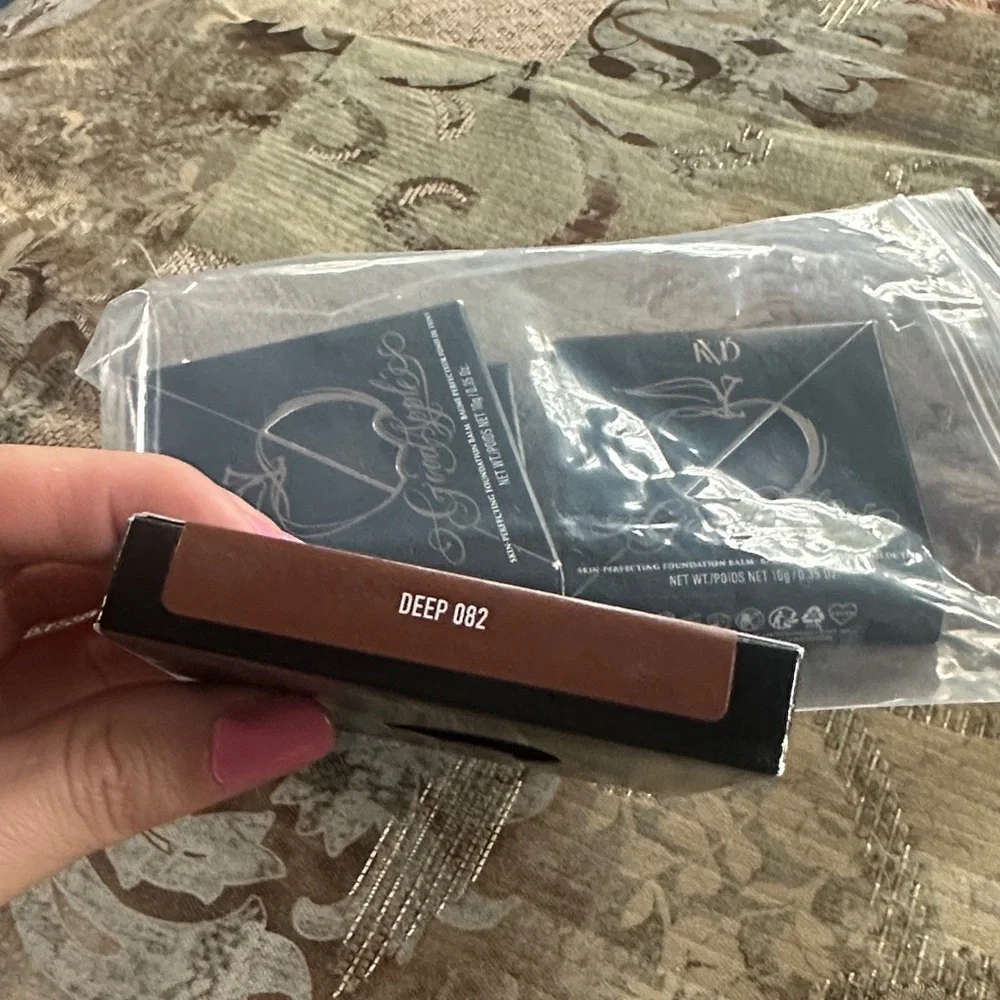 🆕 KVD BEAUTY Good Apple Skin-Perfecting Hydrating Foundation Balm DEEP 082